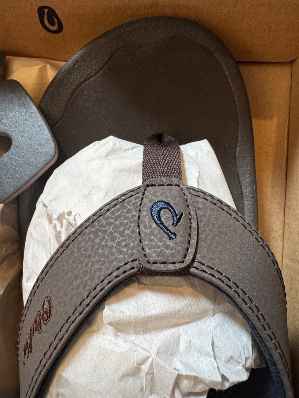 OluKai Men's Brown Leather Thong Sandals - NIB Ohana dark wood - Picture 3 of 4